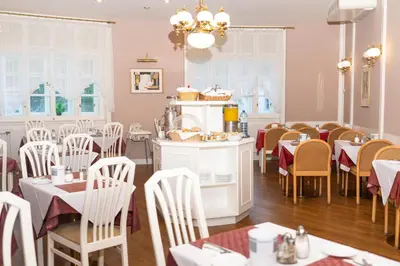 Ein Restaurant oder anderes Speiselokal in der Unterkunft Continental Hotel-Pension