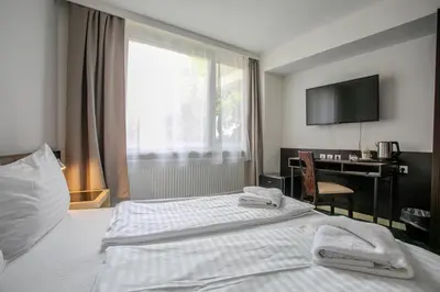 Ein Bett oder Betten in einem Zimmer der Unterkunft Hotel Attaché l contactless check-in
