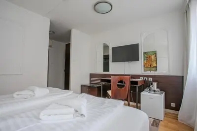 Ein Bett oder Betten in einem Zimmer der Unterkunft Hotel Attaché l contactless check-in