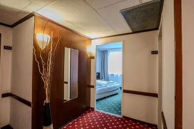 Ein Bett oder Betten in einem Zimmer der Unterkunft Hotel Attaché l contactless check-in