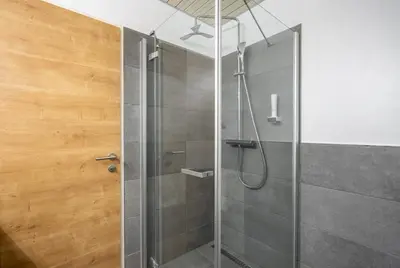 Ein Badezimmer in der Unterkunft Das Reinisch Just Rooms