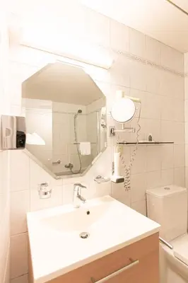 Ein Badezimmer in der Unterkunft Das Reinisch Just Rooms