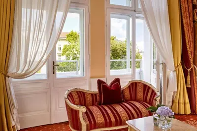 Ein Sitzbereich in der Unterkunft Hotel Imperial, a Luxury Collection Hotel, Vienna