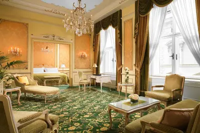 Ein Sitzbereich in der Unterkunft Hotel Imperial, a Luxury Collection Hotel, Vienna
