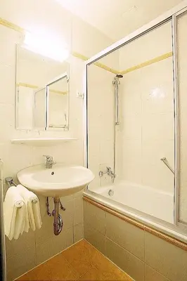 Ein Badezimmer in der Unterkunft Hotel An Der Wien
