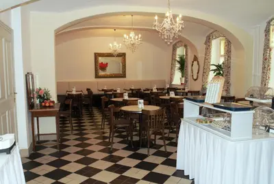 Ein Restaurant oder anderes Speiselokal in der Unterkunft Hotel Graf Stadion