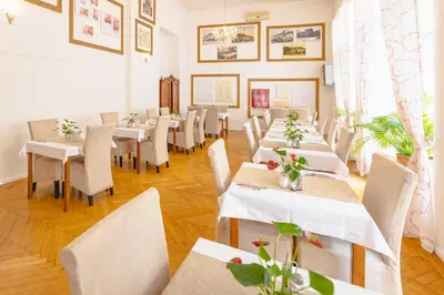 Ein Restaurant oder anderes Speiselokal in der Unterkunft Hotel Zentral