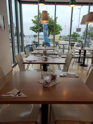 Ein Restaurant oder anderes Speiselokal in der Unterkunft Orange Wings Wiener Neustadt