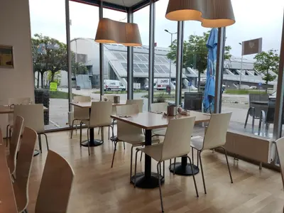 Ein Sitzbereich in der Unterkunft Orange Wings Wiener Neustadt
