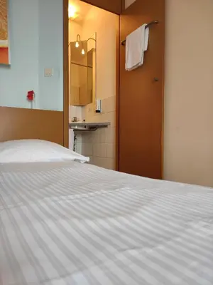 Ein Bett oder Betten in einem Zimmer der Unterkunft Orange Wings Wiener Neustadt