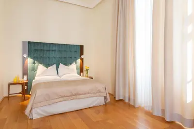 Ein Bett oder Betten in einem Zimmer der Unterkunft HiLight Suites Hotel