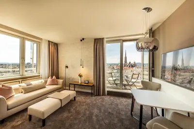 Ein Sitzbereich in der Unterkunft Hotel Am Parkring