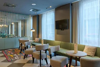 Ein Sitzbereich in der Unterkunft Premier Inn Wien City Hauptbahnhof