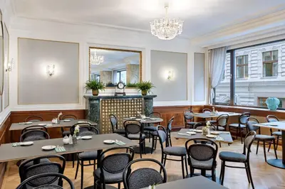 Ein Sitzbereich in der Unterkunft Hotel Astoria Vienna, Curio Collection by Hilton