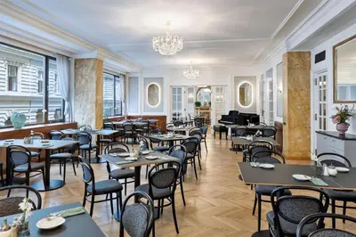 Ein Sitzbereich in der Unterkunft Hotel Astoria Vienna, Curio Collection by Hilton