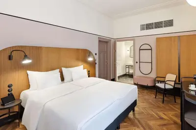 Ein Bett oder Betten in einem Zimmer der Unterkunft Hotel Astoria Vienna, Curio Collection by Hilton