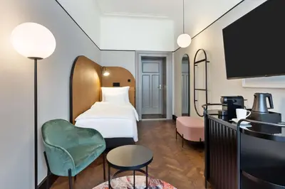 Ein Bett oder Betten in einem Zimmer der Unterkunft Hotel Astoria Vienna, Curio Collection by Hilton