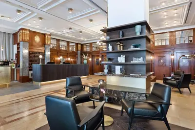 Ein Sitzbereich in der Unterkunft Hotel Astoria Vienna, Curio Collection by Hilton