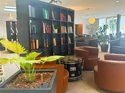 Die Bibliothek im Hotel