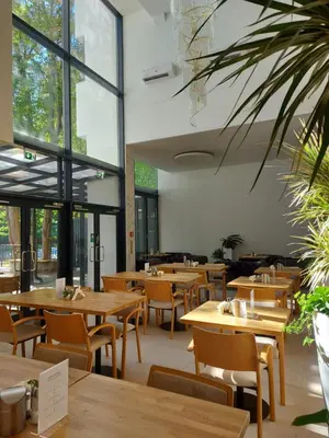 Ein Restaurant oder anderes Speiselokal in der Unterkunft Gartenhotel Altmannsdorf