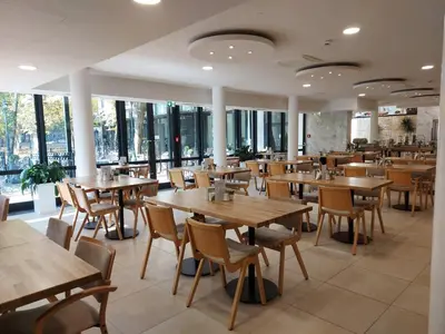 Ein Restaurant oder anderes Speiselokal in der Unterkunft Gartenhotel Altmannsdorf