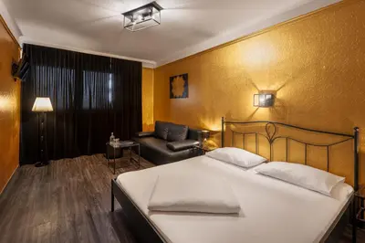 Ein Bett oder Betten in einem Zimmer der Unterkunft Hotel Goldene Spinne