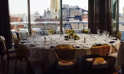Ein Restaurant oder anderes Speiselokal in der Unterkunft DO&CO Hotel Vienna
