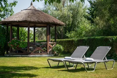 Ein Garten an der Unterkunft Hotel Wende