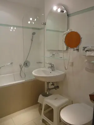 Ein Badezimmer in der Unterkunft City Hotel Albrecht