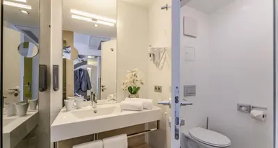 Ein Badezimmer in der Unterkunft PLAZA INN Wien Gasometer
