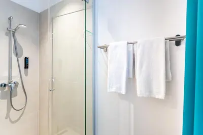 Ein Badezimmer in der Unterkunft DaunTown Rooms - Self Check-In