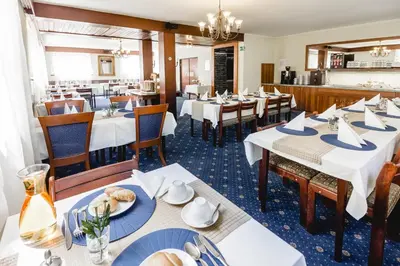 Ein Restaurant oder anderes Speiselokal in der Unterkunft Hotel Hoffinger
