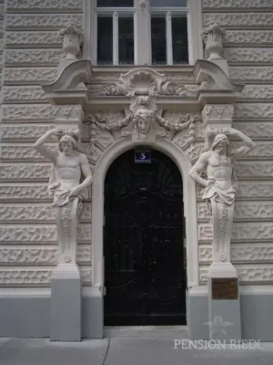 Eine Fassade oder ein Eingang zu Pension Riedl