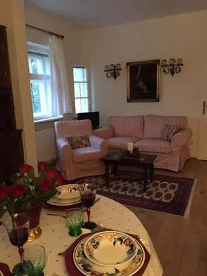 Ein Sitzbereich in der Unterkunft Exquisites Gartenapartment in eleganter Jugendstilvilla