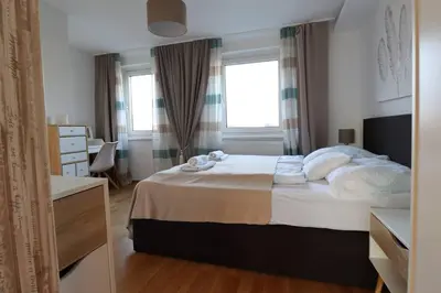 Ein Bett oder Betten in einem Zimmer der Unterkunft Brilliant View Balcony Home, Modern, Stylish and optional Parking