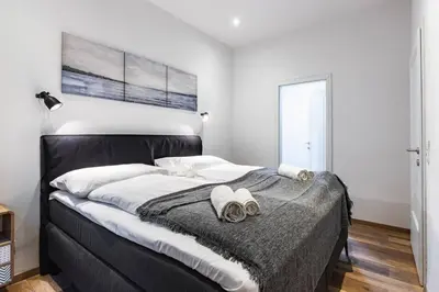 Ein Bett oder Betten in einem Zimmer der Unterkunft Modern apartment next to subway station