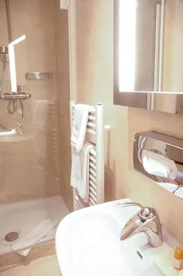 Ein Badezimmer in der Unterkunft Pension Opera Suites I Self Check In