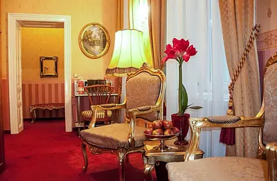 Ein Sitzbereich in der Unterkunft Pension Opera Suites I Self Check In