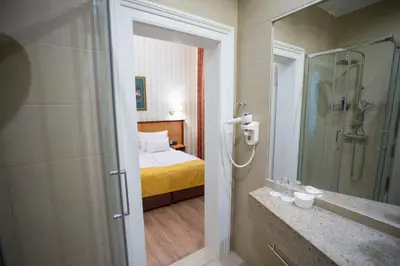 Ein Badezimmer in der Unterkunft Pension Opera Suites I Self Check In
