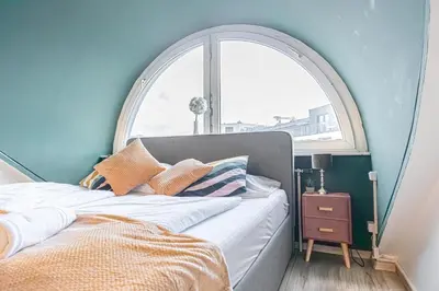 Ein Bett oder Betten in einem Zimmer der Unterkunft 10-Min Walk to Hauptbahnhof, Cozy Private Rooms with AC, TV & WIFI