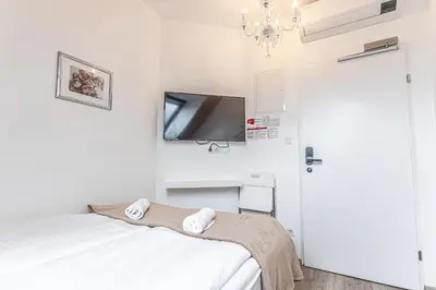 Ein Bett oder Betten in einem Zimmer der Unterkunft 10-Min Walk to Hauptbahnhof, Cozy Private Rooms with AC, TV & WIFI