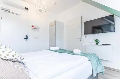 Ein Bett oder Betten in einem Zimmer der Unterkunft 10-Min Walk to Hauptbahnhof, Cozy Private Rooms with AC, TV & WIFI