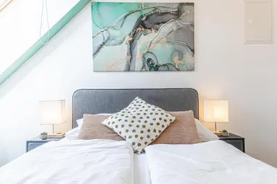 Ein Bett oder Betten in einem Zimmer der Unterkunft 10-Min Walk to Hauptbahnhof, Cozy Private Rooms with AC, TV & WIFI