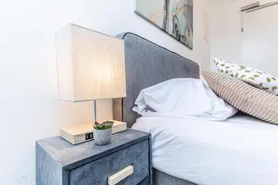 Ein Bett oder Betten in einem Zimmer der Unterkunft 10-Min Walk to Hauptbahnhof, Cozy Private Rooms with AC, TV & WIFI