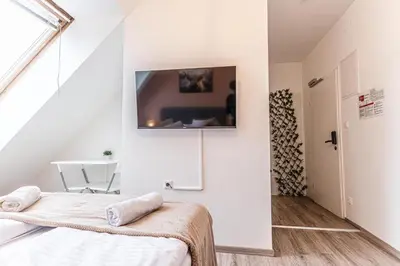 Ein Bett oder Betten in einem Zimmer der Unterkunft 10-Min Walk to Hauptbahnhof, Cozy Private Rooms with AC, TV & WIFI