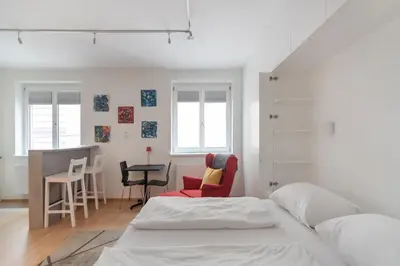 Ein Bett oder Betten in einem Zimmer der Unterkunft Im Herzen von Wien - Charmante Garconiere