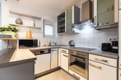 Küche/Küchenzeile in der Unterkunft Live Centrally in a Spacious and Modern Apartment in Vienna