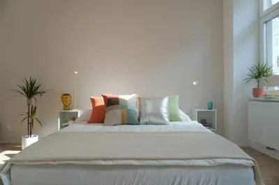 Ein Bett oder Betten in einem Zimmer der Unterkunft Modern 2Br Apartments - Full Kitchen - Schönbrunn Area - 15 Mins to City Center