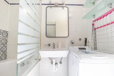 Ein Badezimmer in der Unterkunft Charming 2 Apartments Ideal for Extended Stays