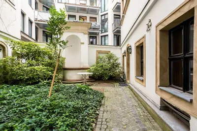 Ein Garten an der Unterkunft Beautiful Apartment 3 City Center